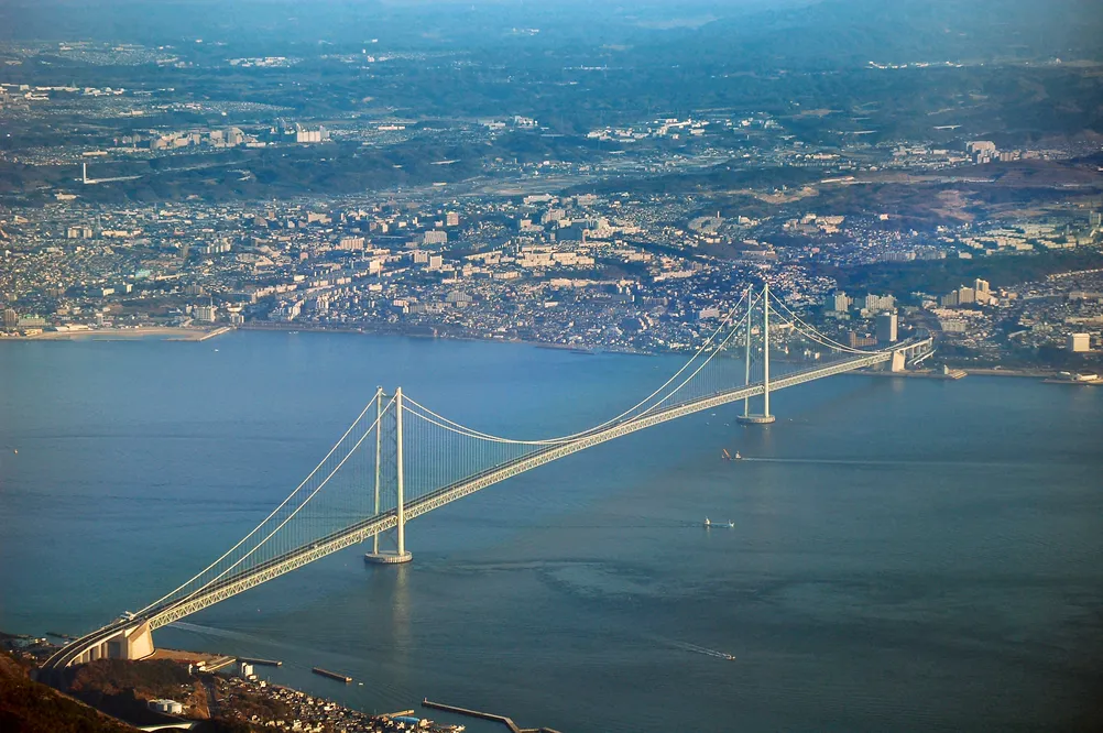 In Japan (Akashi-Kaikyō-Brücke, 1990,8 Meter Spannweite)