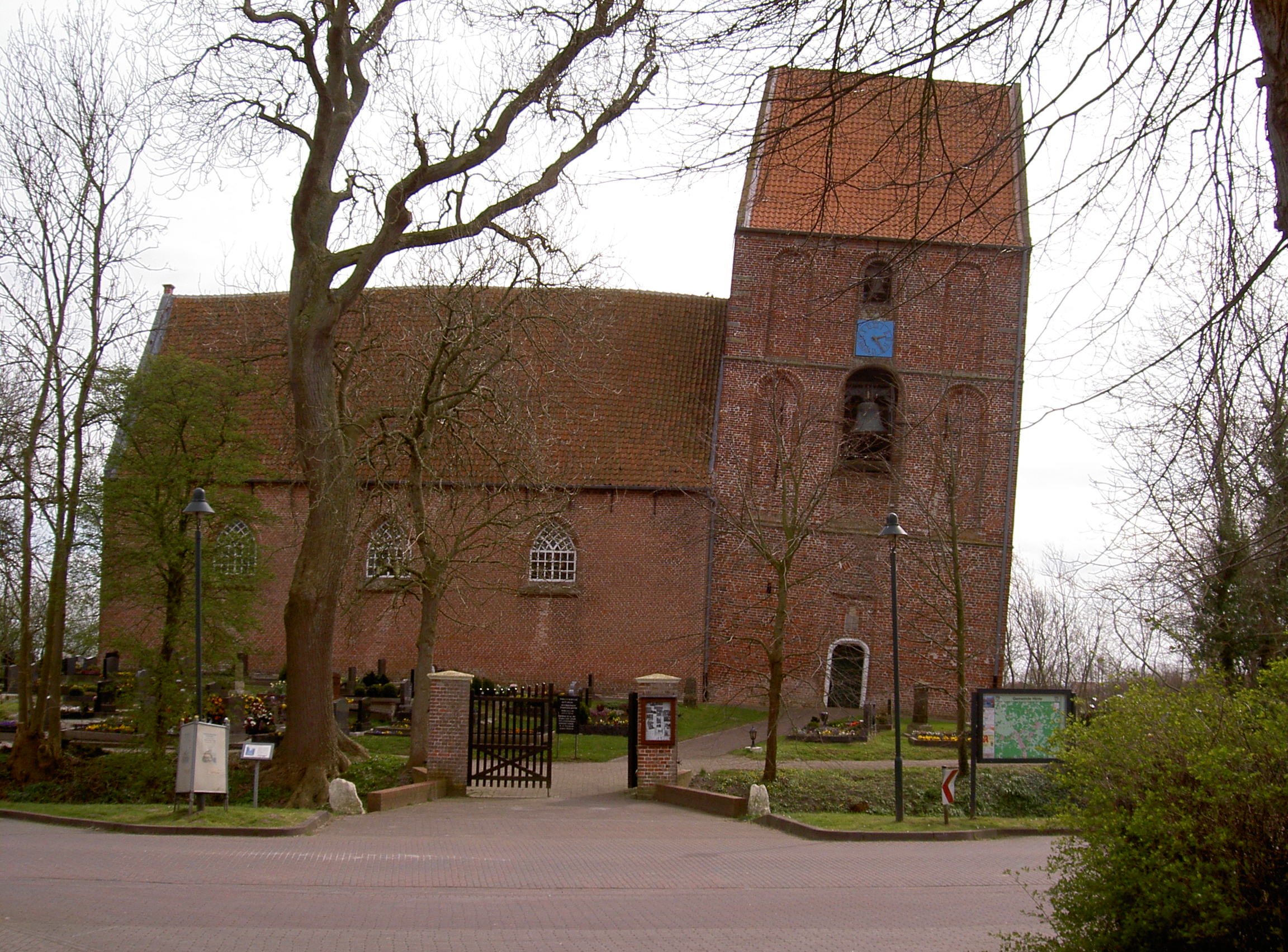 In Deutschland (Kirchturm von Suurhusen, 5,19 Grad Neigung)