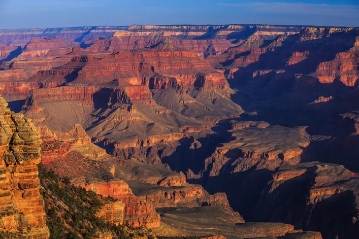 In den USA (Grand Canyon, 1.000-1.800 Meter tief, 350 Kilometer lang)